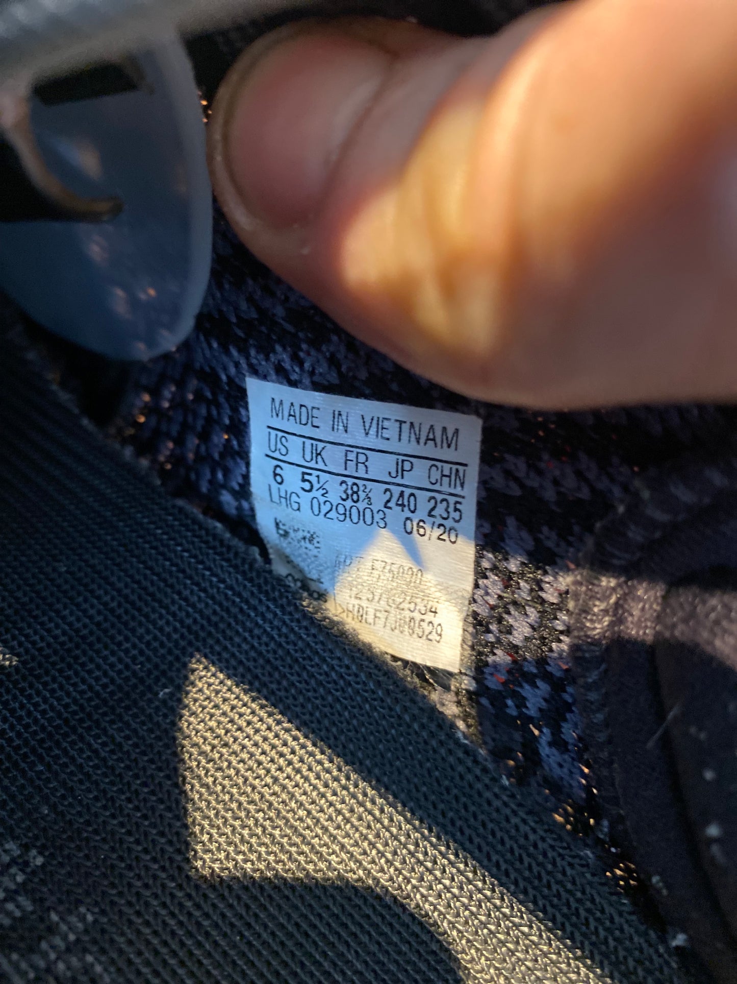 YEEZY BOOST 350 V2 ‘CARBON’ - UK 5.5
