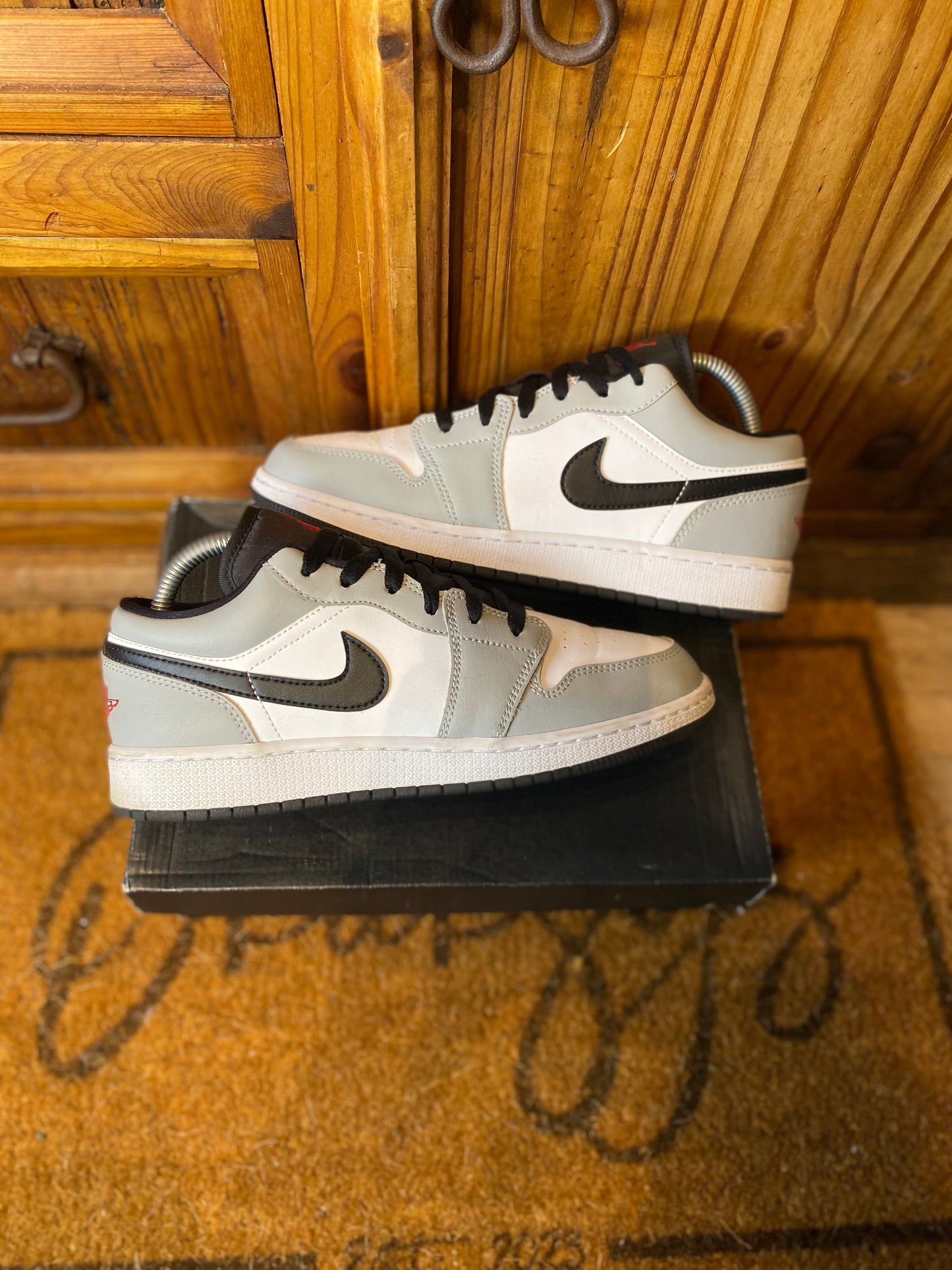 JORDAN 1 LOW ‘LIGHT SMOKE GREY’ - UK 6