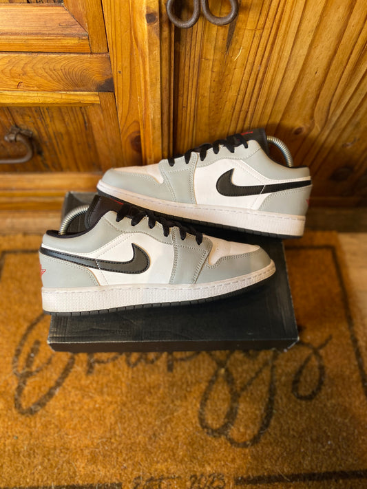 JORDAN 1 LOW ‘LIGHT SMOKE GREY’ - UK 6