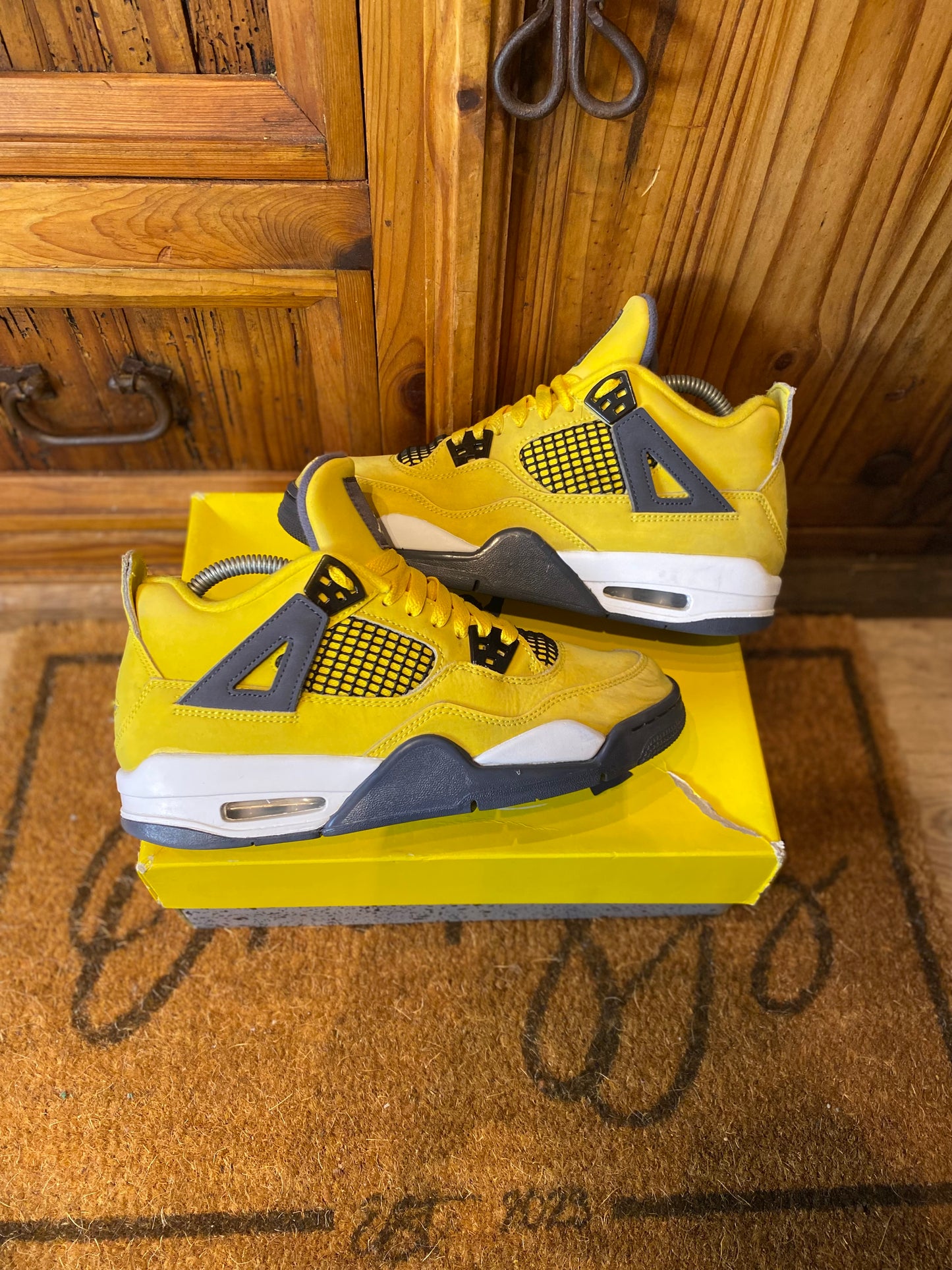 JORDAN 4 ‘LIGHTNING’ - UK 6