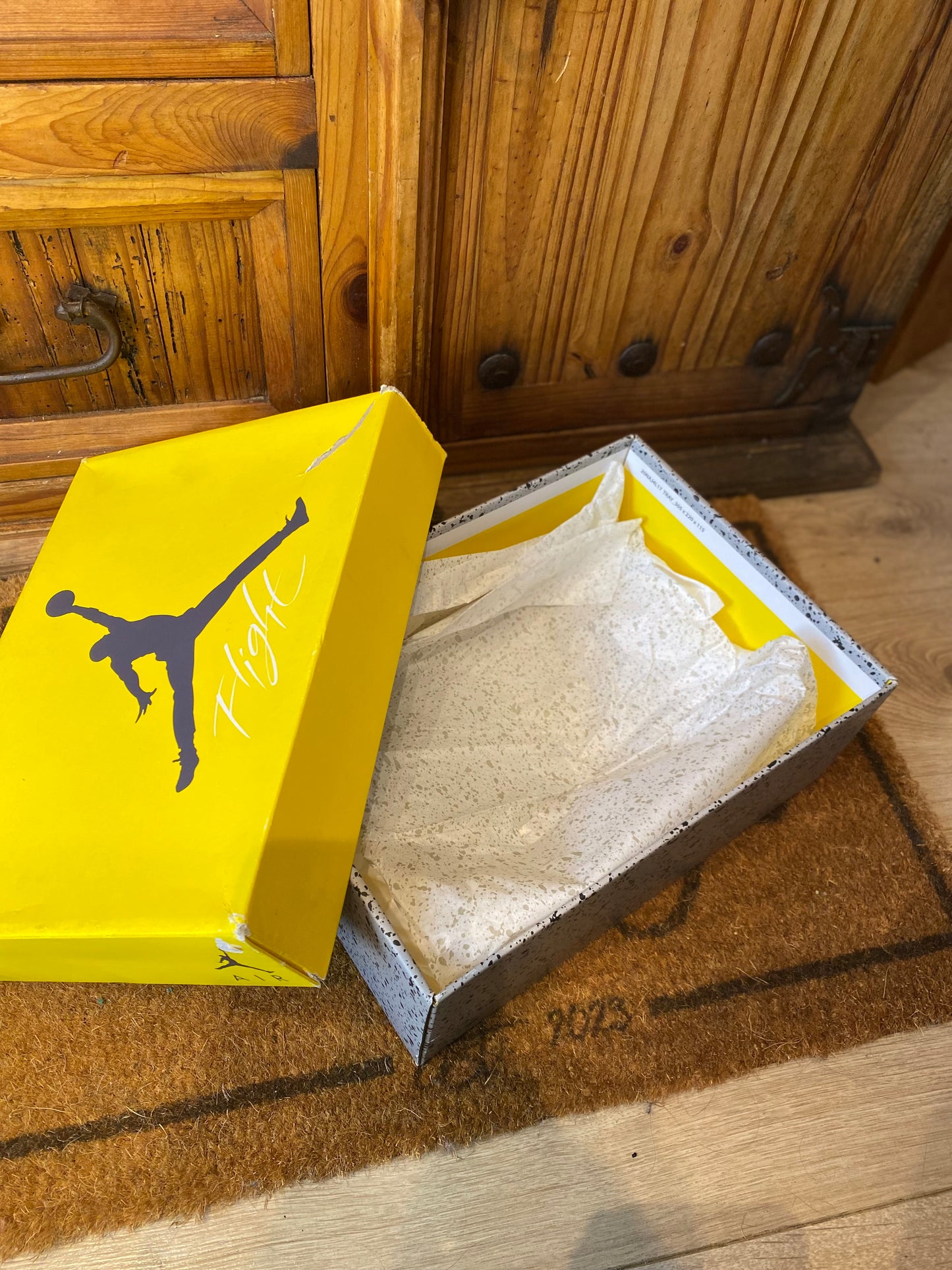 JORDAN 4 ‘LIGHTNING’ - UK 6