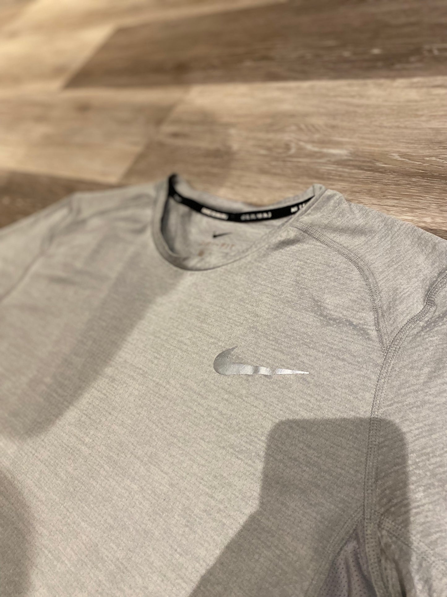 NIKE DRI-FIT MILER TEE - M