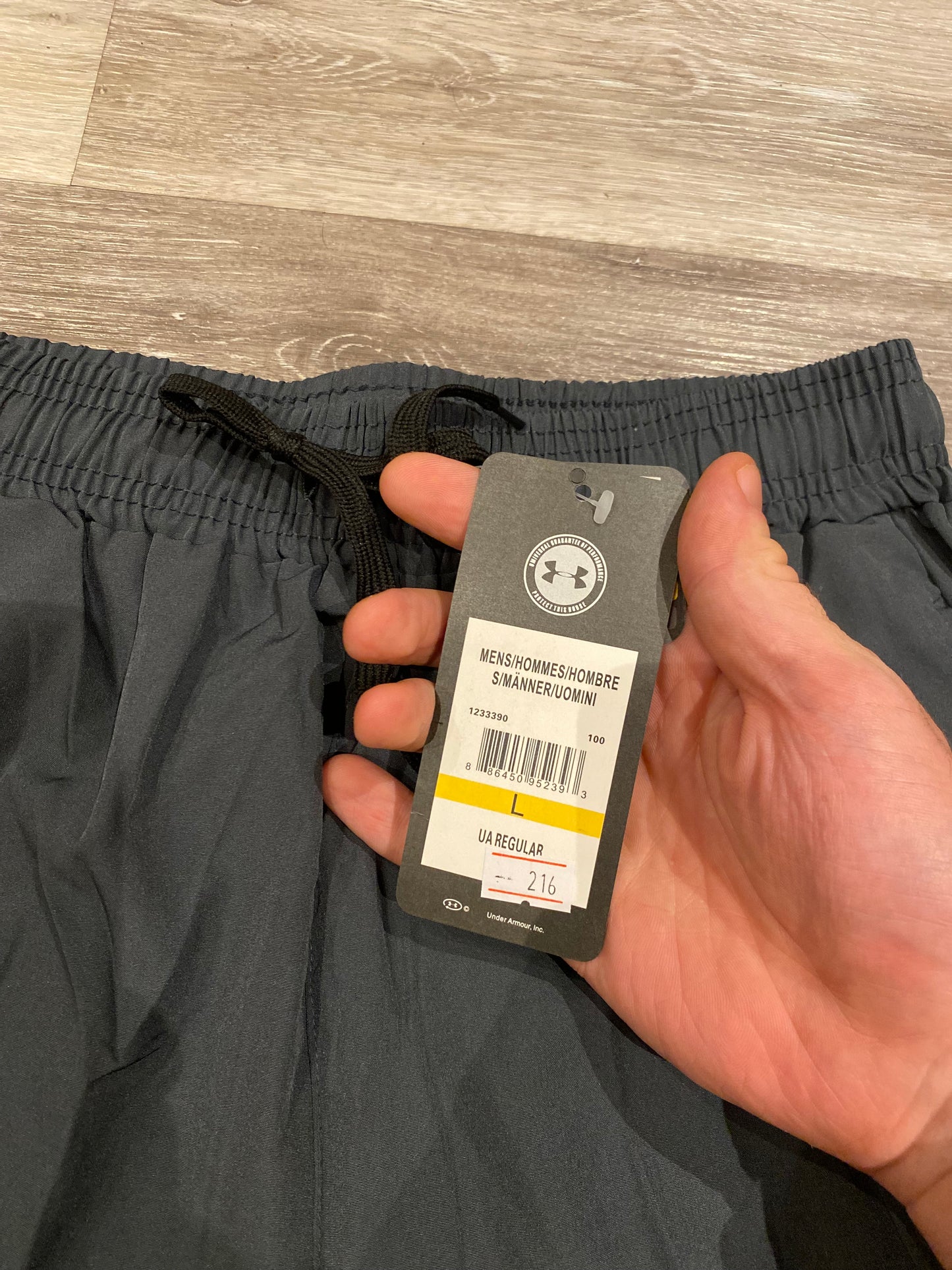 UNDER ARMOUR SHORTS - BNWT - L