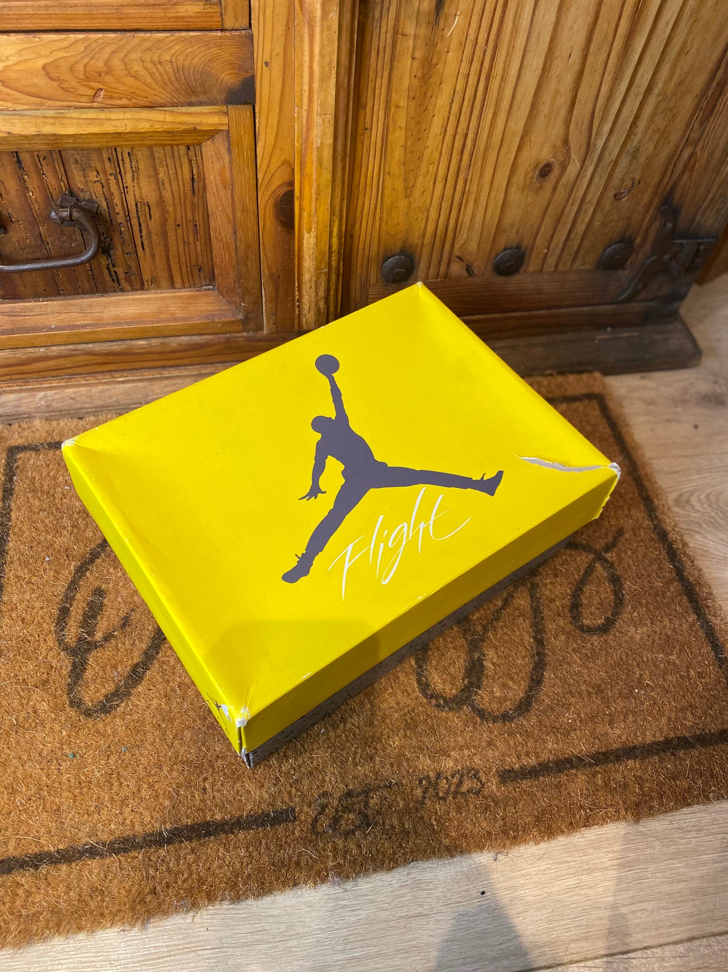 JORDAN 4 ‘LIGHTNING’ - UK 6