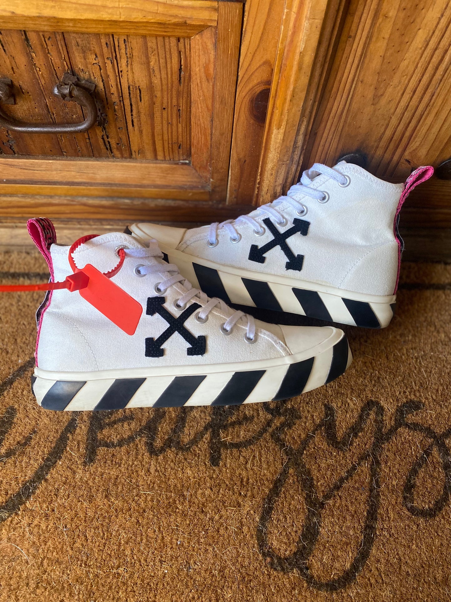 OFF WHITE VULCANISED ‘ARROWS PATCH WHITE’ - UK 7