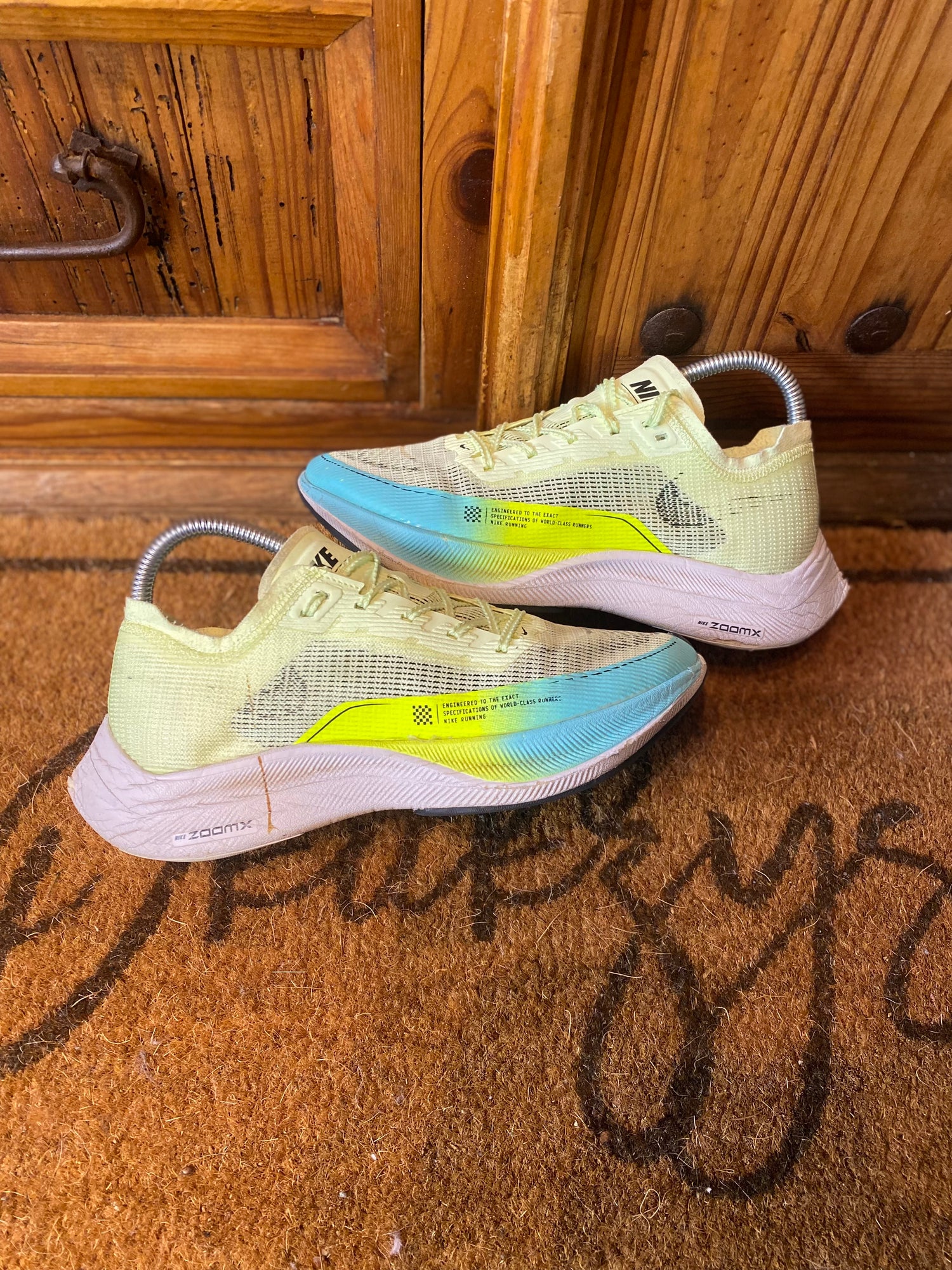 RUNNING SHOES