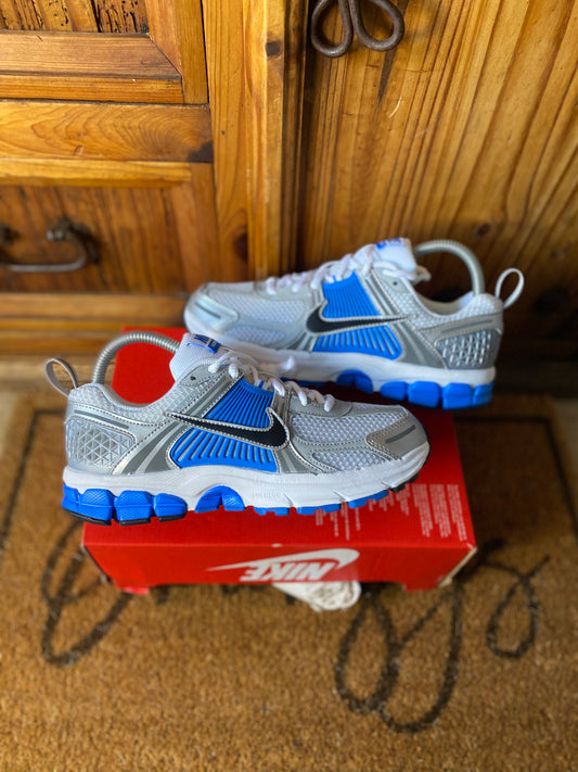 NIKE AIR VOMERO 5 ‘PHOTO BLUE’ - UK 5
