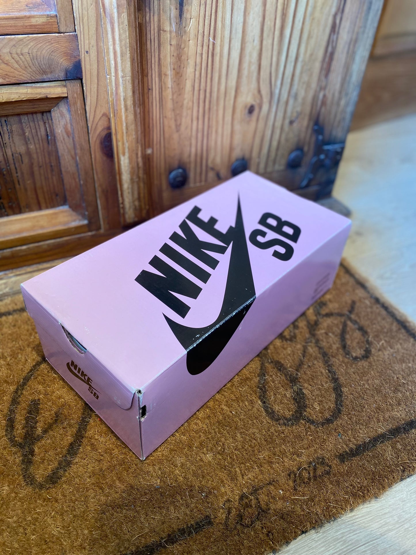 NIKE SB DUNK LOW ‘BLACK PIGEON’ - *RARE* - UK 7