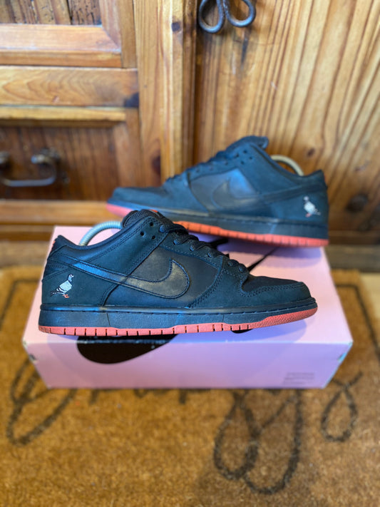 NIKE SB DUNK LOW ‘BLACK PIGEON’ - *RARE* - UK 7