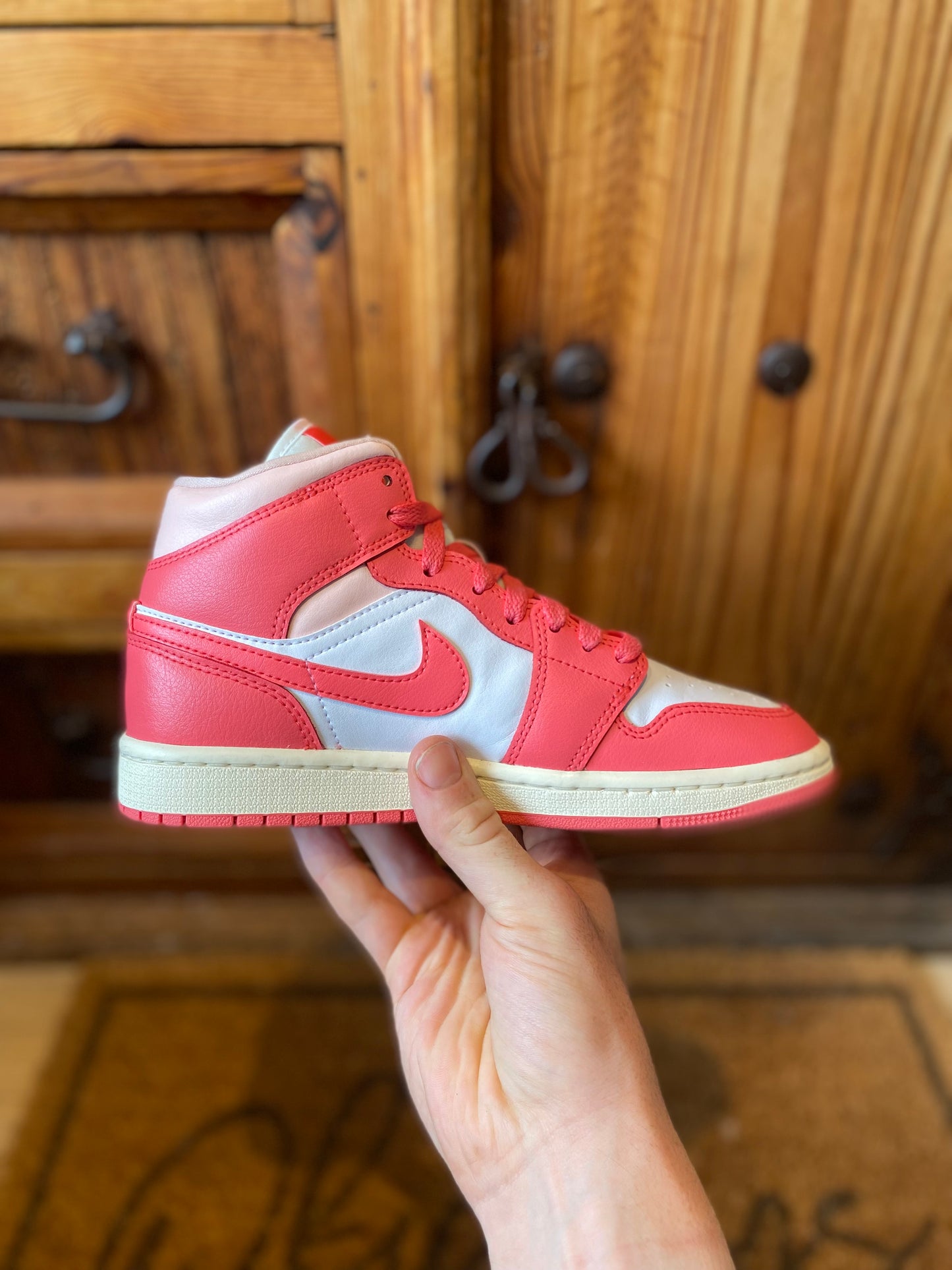 JORDAN 1 MID ‘STRAWBERRIES AND CREAM’ - UK 4